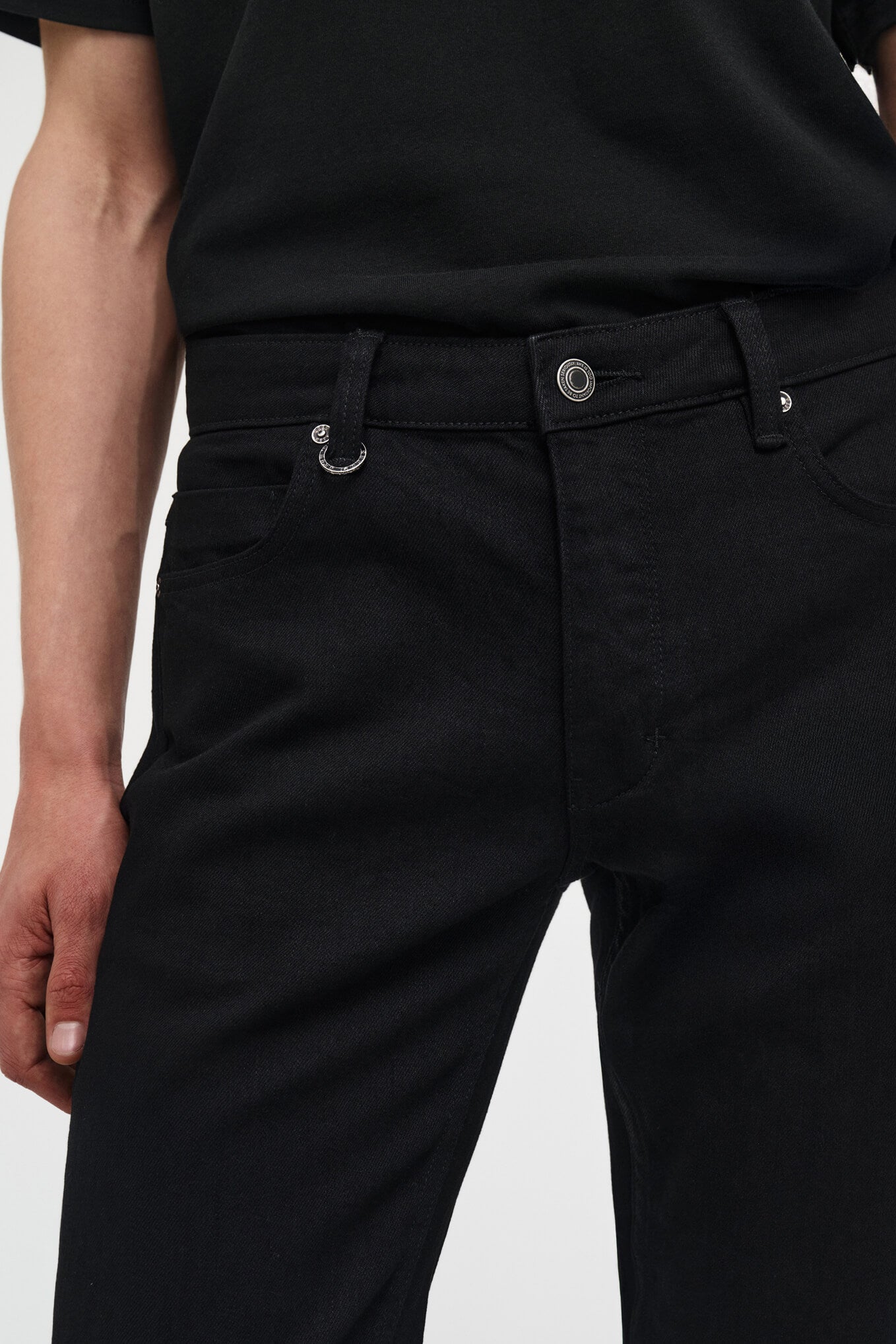 Lou Straight - Sharp Black