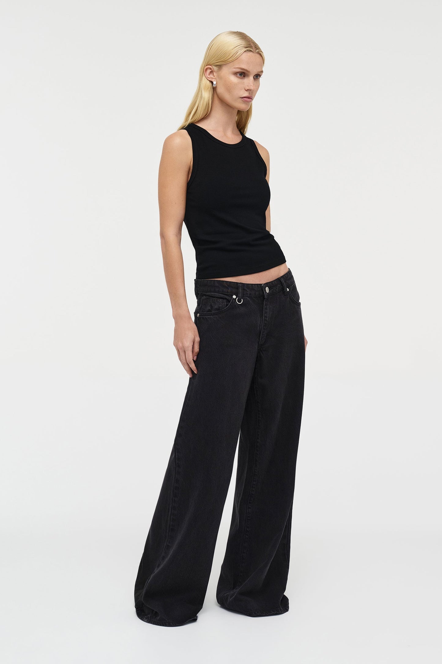 Milla Wide - Blackout